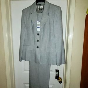 Le Suit Women's Business Suit